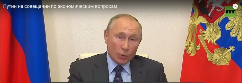 Кадр из видеообращения: мужчина в костюме делает артикуляционное упражнение губ Кадр из видеообращения: мужчина в костюме делает артикуляционное упражнение губ
