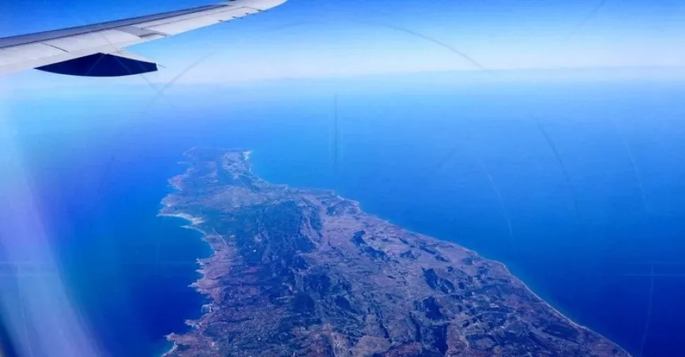 Вид с иллюминатора самолёта на полуостров Карпасия и море Вид с иллюминатора самолёта на полуостров Карпасия и море