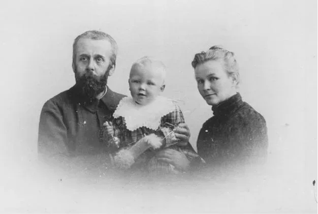 П. И. и П. Н. Бирюковы с дочерью Ольгой, начало 1900‑х годов