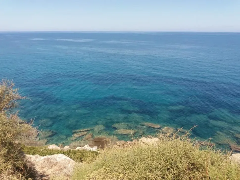 Море у мыса Кормакитис с прозрачной бирюзовой водой и берегом