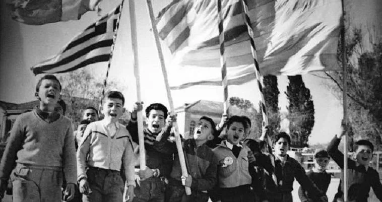 Группа юных демонстрантов с флагами во время протестов 14 марта 1956 года Группа юных демонстрантов с флагами во время протестов 14 марта 1956 года
