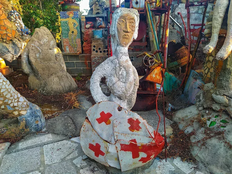 Скульптура рыцаря в колледже Стасса Параскоса
