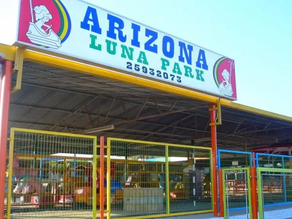Входная арка с надписью Arizona Luna Park на территории парка аттракционов «Arizona