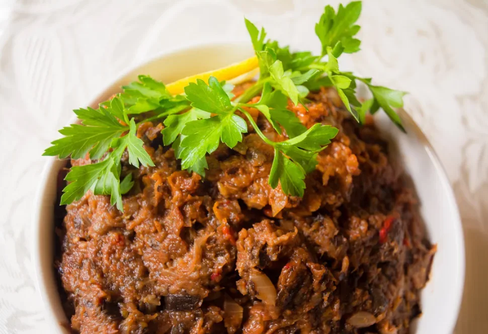 Порция баклажанной икры с петрушкой, традиционная кипрская закуска