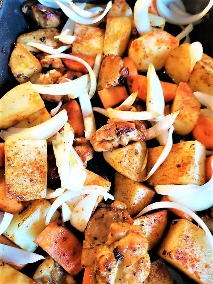 Овощи и мясо с добавленным кольцами лука в форме для запекания Овощи и мясо с добавленным кольцами лука в форме для запекания