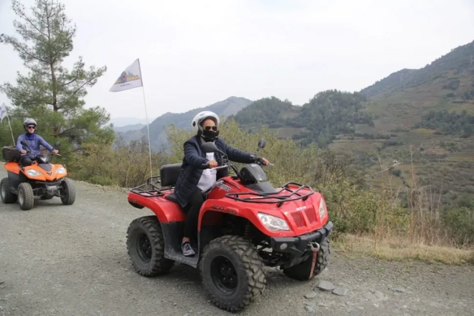 Человек на красном квадроцикле в горном пейзаже Agros Safari Человек на красном квадроцикле в горном пейзаже Agros Safari