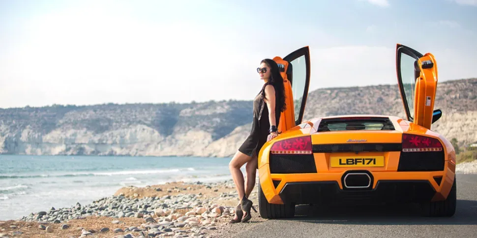 Жёлтый Lamborghini у моря с открытыми дверями как приз от Orpheus Жёлтый Lamborghini у моря с открытыми дверями как приз от Orpheus