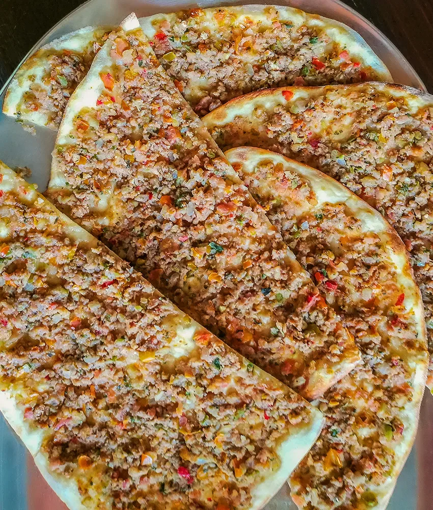 Лепешки лахмаджун с мясной начинкой, подготовленные к подаче