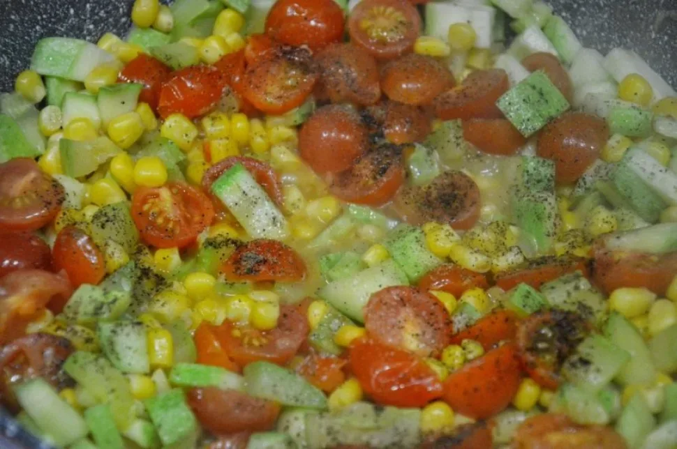 Помидоры черри добавлены в сковороду с цукини и кукурузой