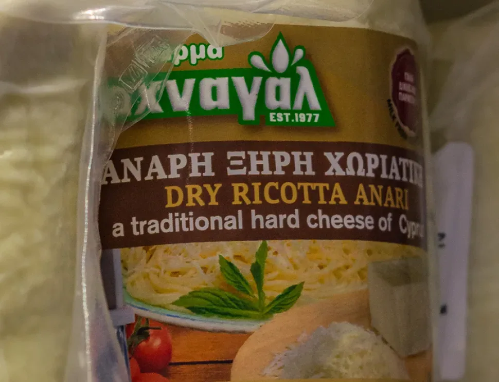 Кусок сыра Анари крупным планом с заметной текстурой
