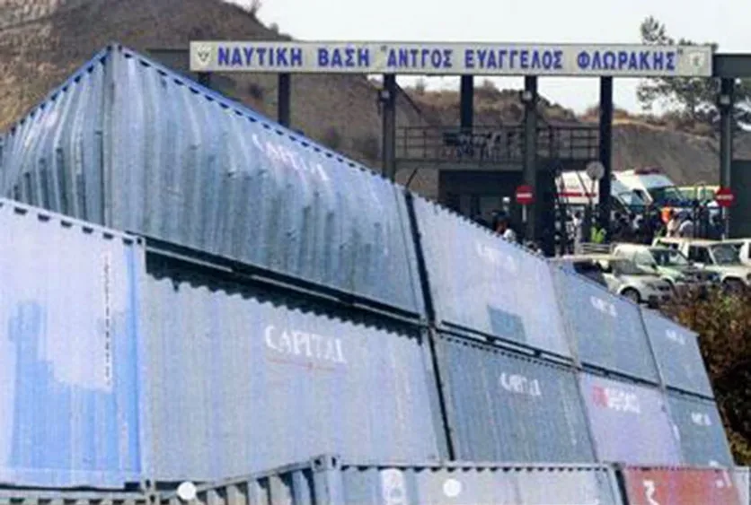 Разрушенные стены и обломки внутри промышленного здания после взрыва Разрушенные стены и обломки внутри промышленного здания после взрыва