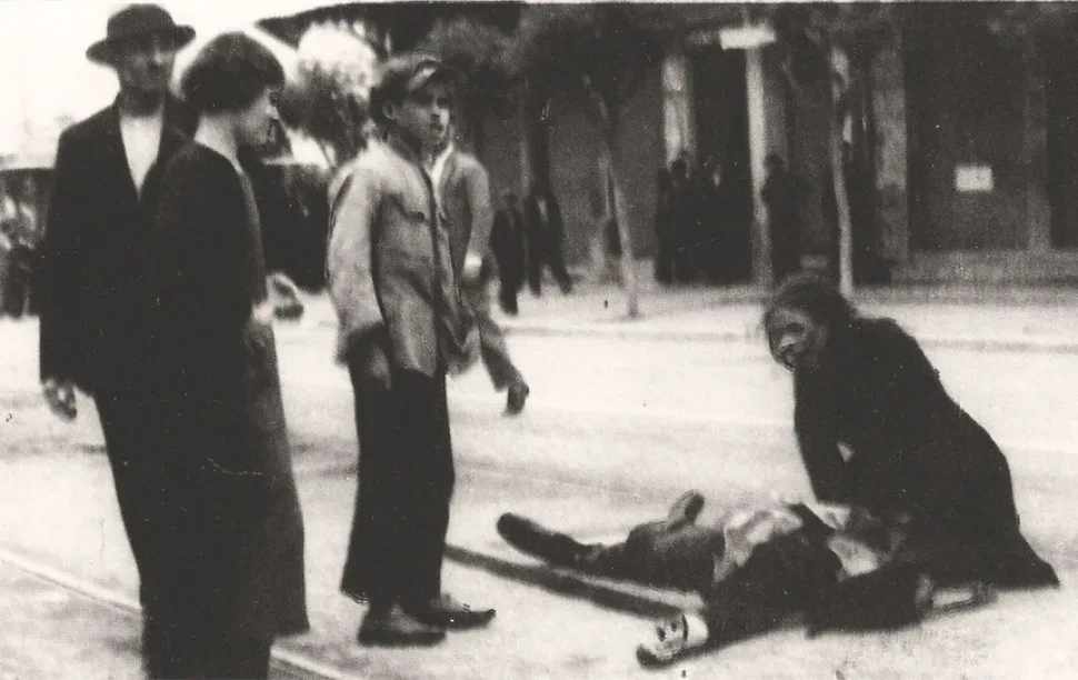 Женщина у тела Тасоса Тусиса на улице после событий мая 1936 года