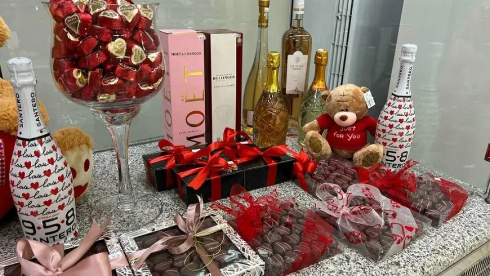 Витрина Sweet Nest с бутылками шампанского, шоколадными подарками и мишками