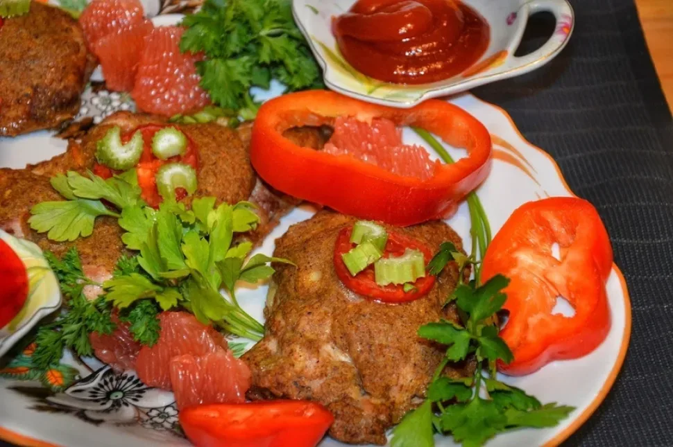 Крупный план украшения куриного филе петрушкой и перцем