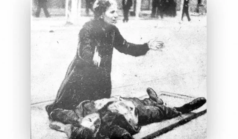 Мать Тусиса, плачущая над телом сына после расстрела демонстрации в Салониках