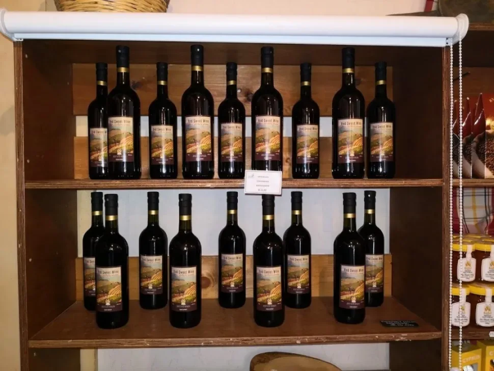 Дегустационный стол с оливками, маслом и закусками в магазине фермы Дегустационный стол с оливками, маслом и закусками в магазине фермы