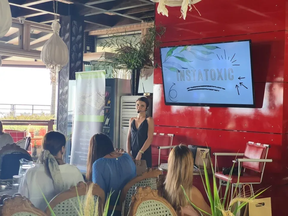 Спикер выступает перед экраном с логотипом INSTATOXIC в Red Cafe