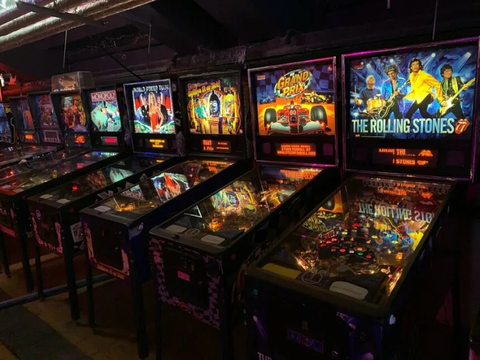 Интерьер музея GoPinball в Москве с играющими посетителями