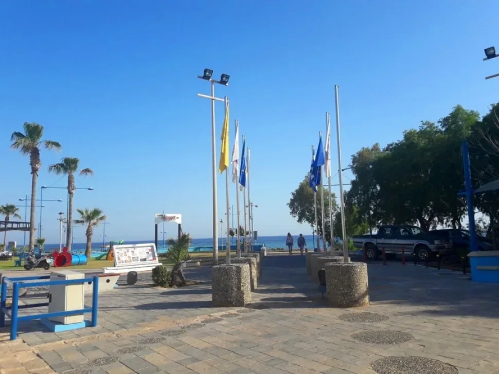 Солнечные часы с силуэтом морской женщины на площади Лиманаки