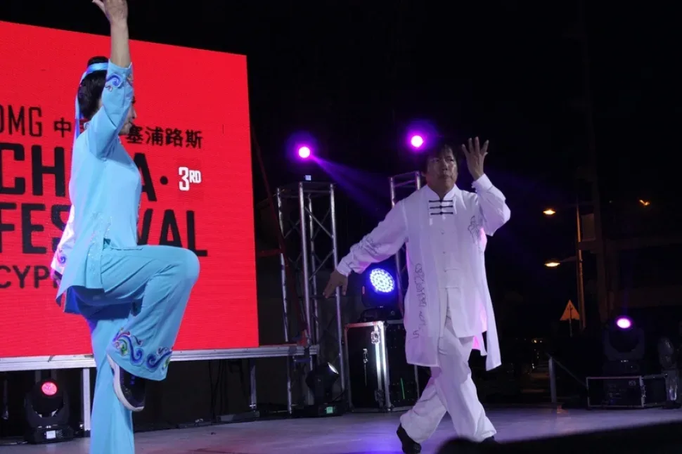 Демонстрация боевых искусств Тай Чи на сцене фестиваля China Festival Cyprus