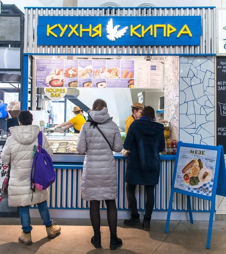 Точка сети Кухня Кипра в маркете Москвы с очередью посетителей