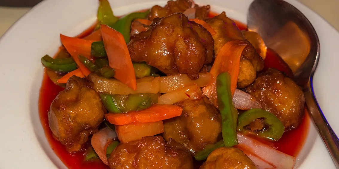 Аппетитная курица в ароматном кисло-сладком соусе — вкусное блюдо китайской кухни на Кипре!