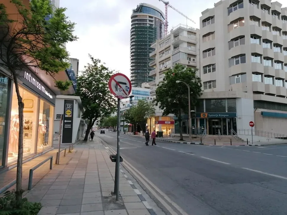 Вид на городские улицы и высотный Tower 25 вдалеке