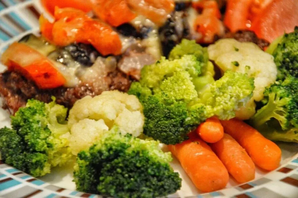 Отбитая говядина с курагой, черносливом и овощным гарниром