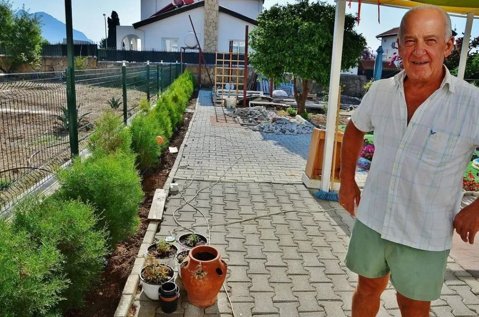 Пустая пластиковая ванна для солёной воды на крыше
