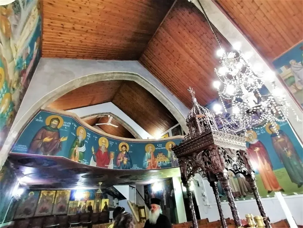 Каменная резная кафедра и зажженные церковные свечи в храме