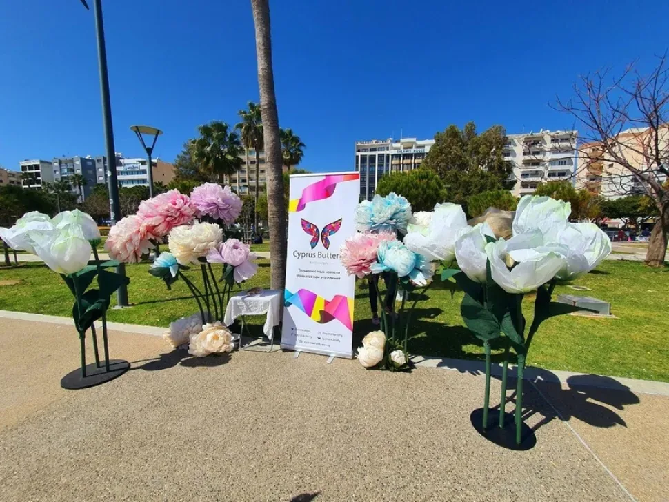 Фотозона Cyprus Butterfly на набережной Молос с крупными декоративными цветами