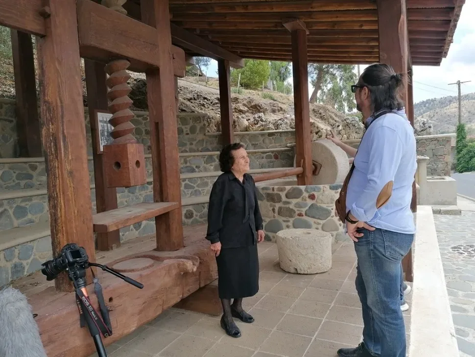 Съемочная сцена с пожилой бабушкой Ниной у старинной деревенской мельницы