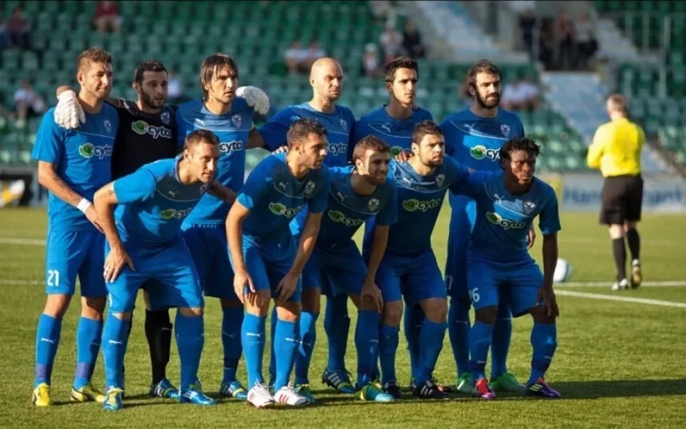 Команда в синей форме выстроена для групповой фотографии перед матчем ANORTHOSIS