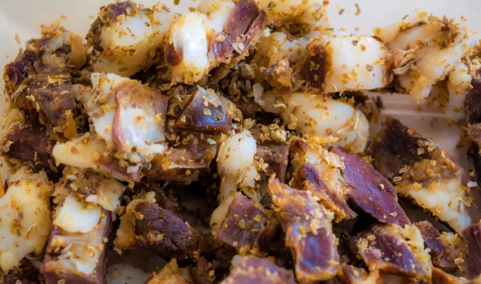 Крупный план крошек цамареллы с заметными кусочками жира