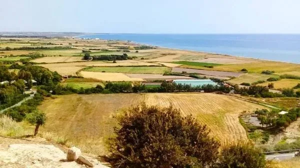 Панорамный вид кипрского побережья с полями и морем