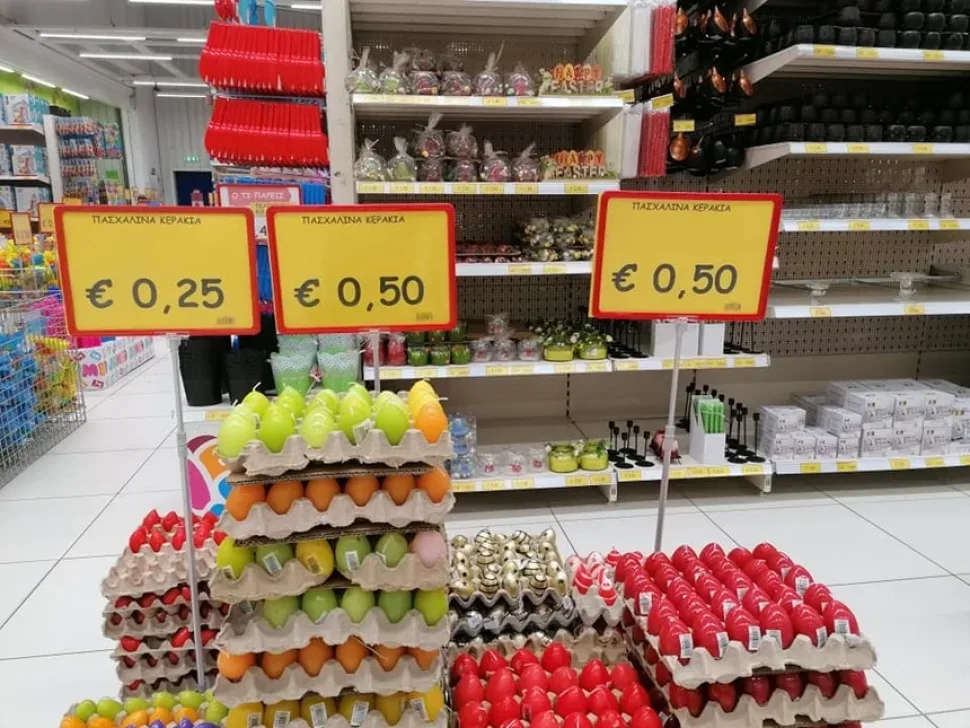 Яркие пасхальные украшения и ценники на прилавке Jumbo