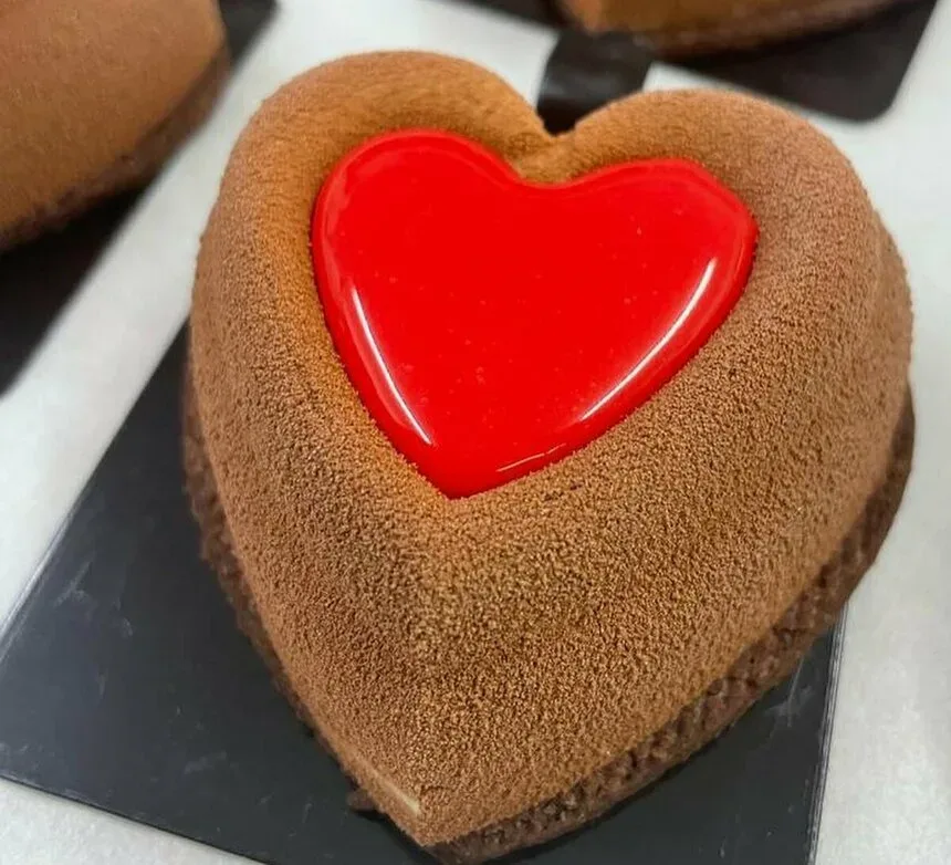 Сердечный шоколадный десерт кондитерской Sweet Nest