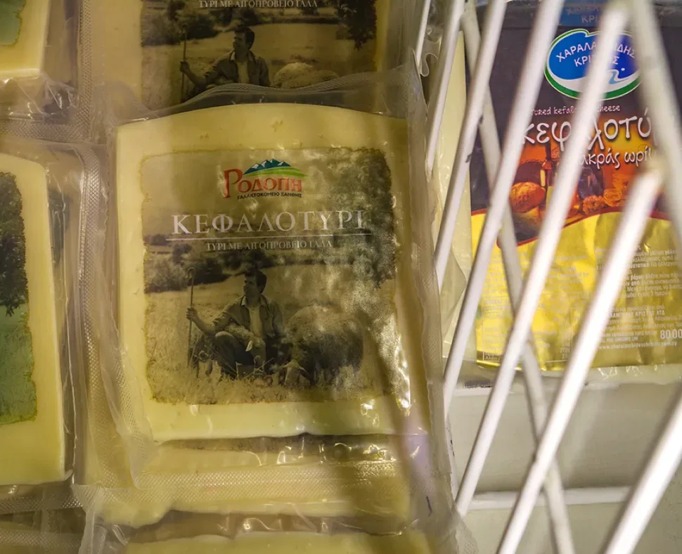Упакованный кипрский сыр Кефалотири с этикеткой и изображением пастуха