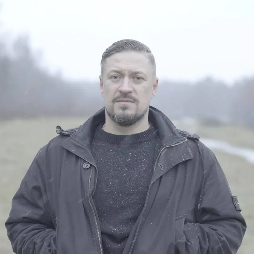 Портрет мужчины на фоне пейзажа, иллюстрация чтеца аудиокниги из текста
