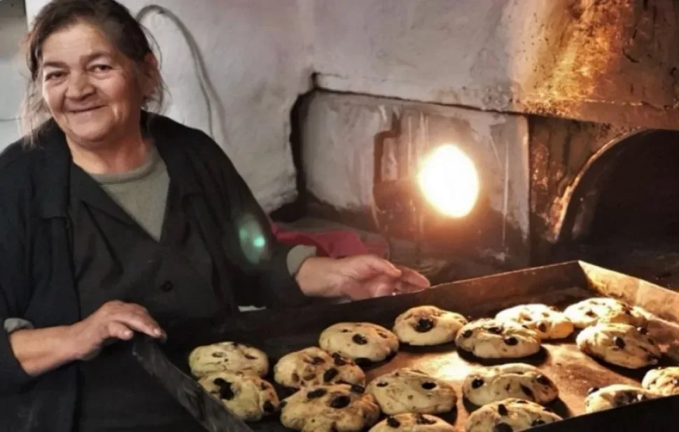 Родула Кироу у печи пекарни в Арсос во время работы