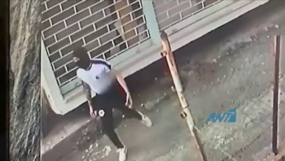 Тесная стычка между полицейским кордоном и группой протестующих