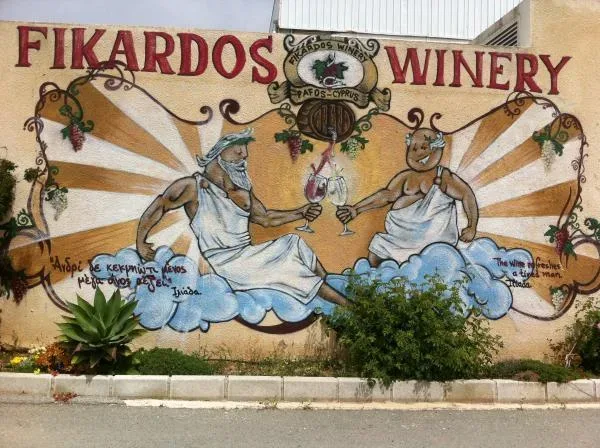 Расписанная стена с крупной вывеской FIKARDOS WINERY