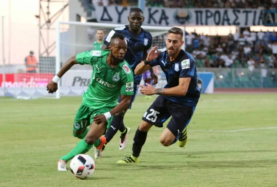 Два игрока в зелёной форме OMONIA бегут вдоль ворот после гола