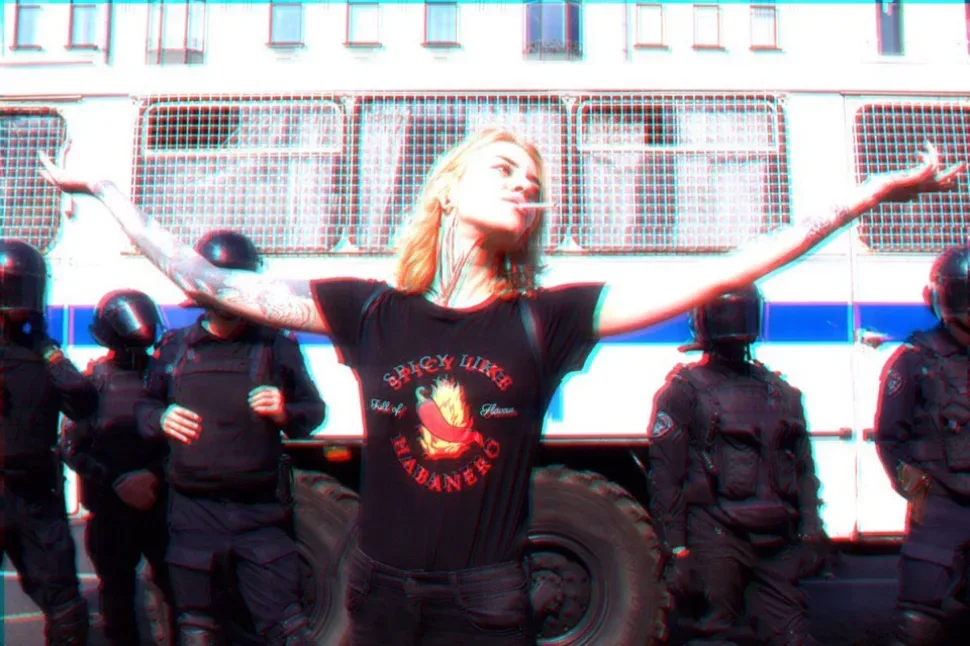 Женщина позирует на фоне ряда полицейских в форме и автозака Женщина позирует на фоне ряда полицейских в форме и автозака
