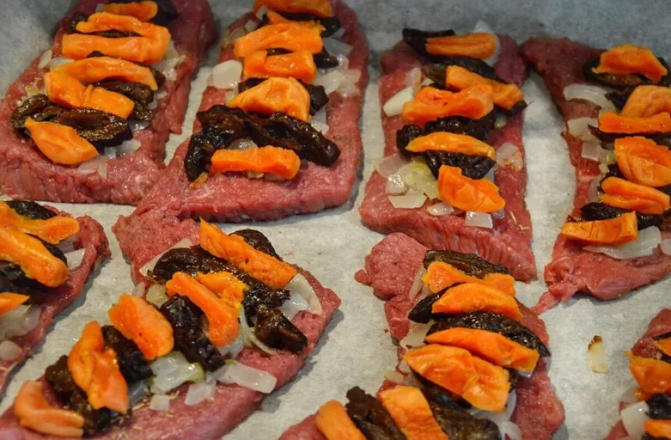 Отбитые отбивные с обжаренным луком и кусочками чернослива