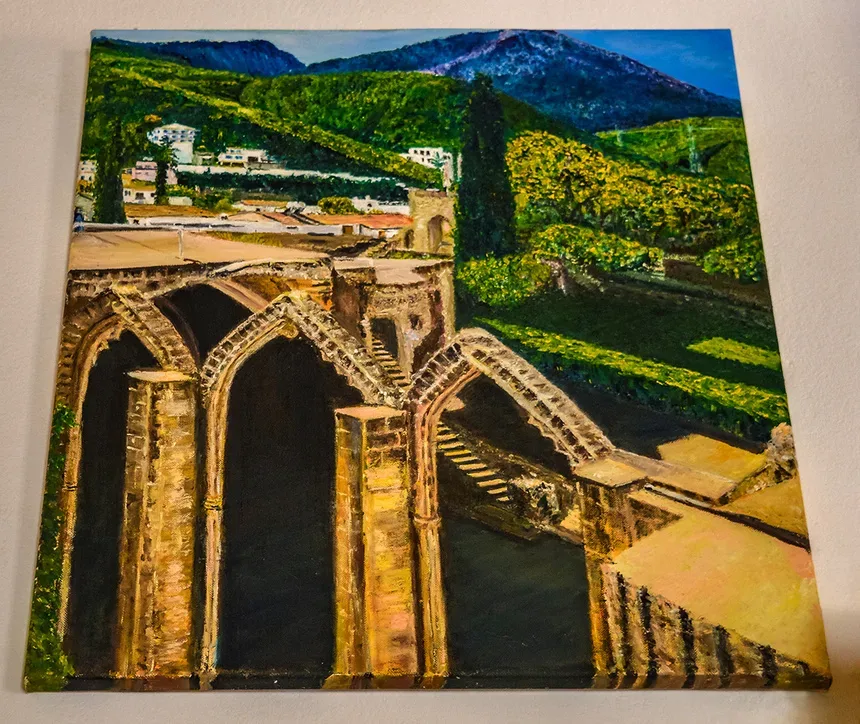 Парусная яхта в спокойном море на закатном или рассветном фоне