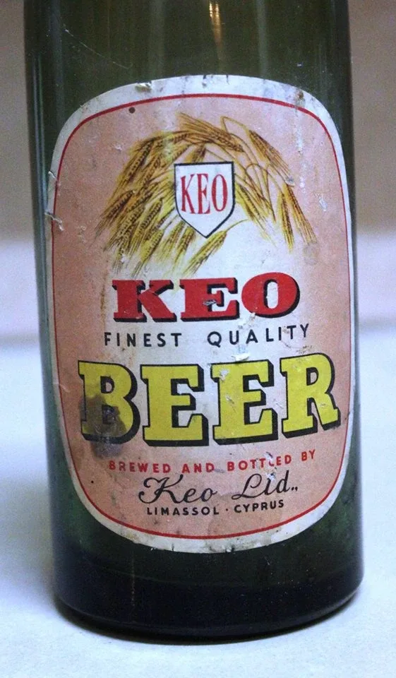 Крупный план старой этикетки KEO BEER на бутылке с надписью Limassol Cyprus