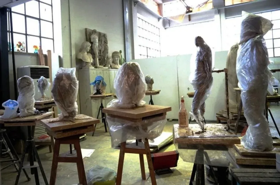 Ателье скульптуры в Athens School of Fine Arts с заготовками и покрытыми скульптурами