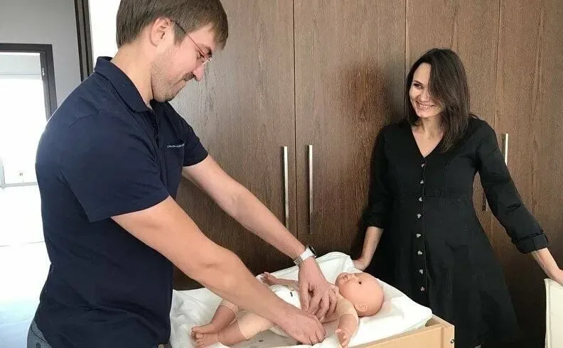 Родители отрабатывают навыки ухода за ребёнком на тренинге Family Academy