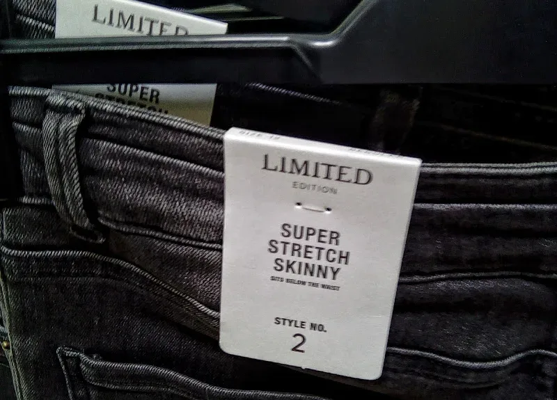 Бирка LIMITED Super Stretch Skinny на джинсах в лимассольском магазине Бирка LIMITED Super Stretch Skinny на джинсах в лимассольском магазине